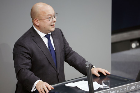 77. Sitzung des Deutschen Bundestages in Berlin