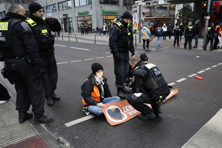 Protestaktion der sogenannten Klima-Kleber in Berlin