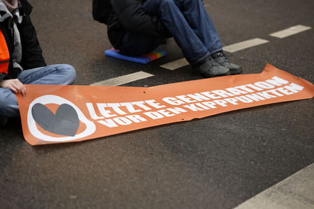Protestaktion der sogenannten Klima-Kleber in Berlin