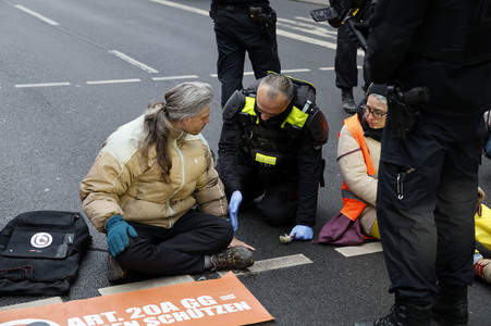 Protestaktion der sogenannten Klima-Kleber in Berlin