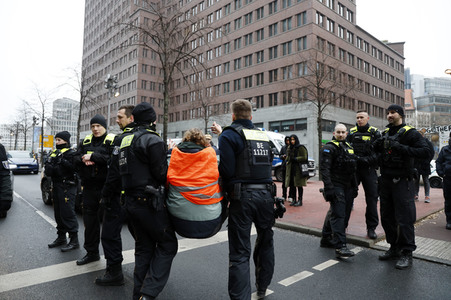 Protestaktion der sogenannten Klima-Kleber in Berlin