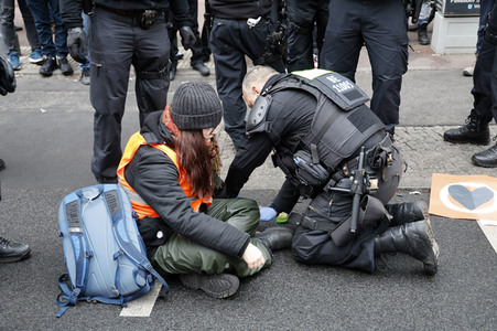 Protestaktion der sogenannten Klima-Kleber in Berlin