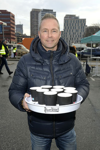 Frank Zander und Prominente unterstützen Caritas-Foodtruck in Berlin
