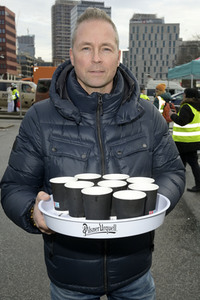 Frank Zander und Prominente unterstützen Caritas-Foodtruck in Berlin