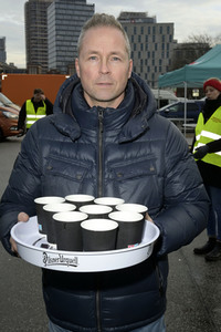 Frank Zander und Prominente unterstützen Caritas-Foodtruck in Berlin