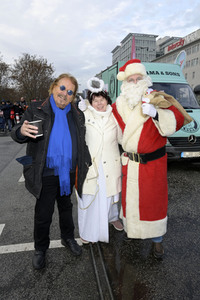 Frank Zander und Prominente unterstützen Caritas-Foodtruck in Berlin