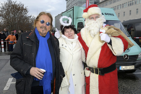 Frank Zander und Prominente unterstützen Caritas-Foodtruck in Berlin