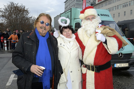 Frank Zander und Prominente unterstützen Caritas-Foodtruck in Berlin