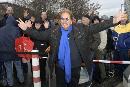 Frank Zander und Prominente unterstützen Caritas-Foodtruck in Berlin