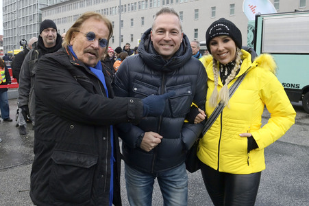 Frank Zander und Prominente unterstützen Caritas-Foodtruck in Berlin