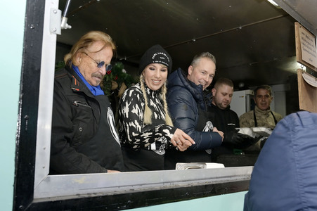Frank Zander und Prominente unterstützen Caritas-Foodtruck in Berlin
