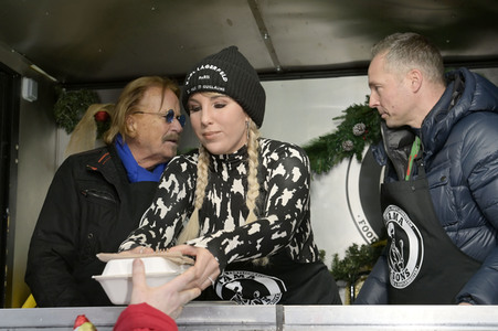Frank Zander und Prominente unterstützen Caritas-Foodtruck in Berlin