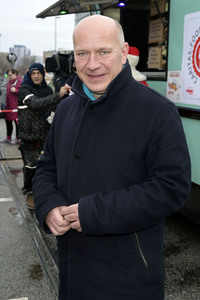 Frank Zander und Prominente unterstützen Caritas-Foodtruck in Berlin