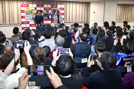 Buchpräsentation von Yuto Nagatomo und Wataru Endo in Tokio