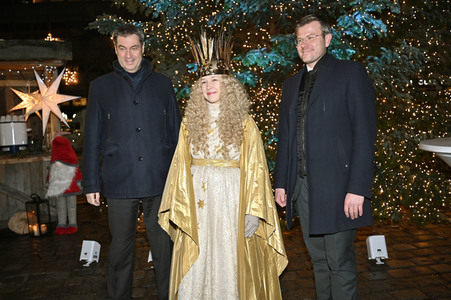Markus Söder besucht den Christkindlesmarkt in Nürnberg