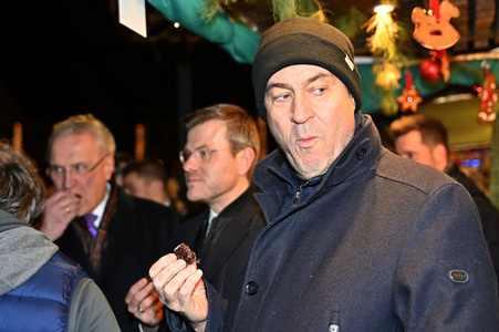 Markus Söder besucht den Christkindlesmarkt in Nürnberg