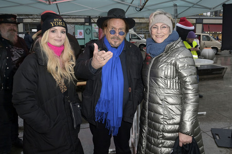 Frank Zander und Prominente unterstützen Caritas-Foodtruck in Berlin
