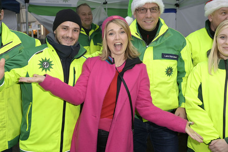 Frank Zander und Prominente unterstützen Caritas-Foodtruck in Berlin