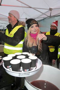 Frank Zander und Prominente unterstützen Caritas-Foodtruck in Berlin
