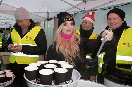 Frank Zander und Prominente unterstützen Caritas-Foodtruck in Berlin