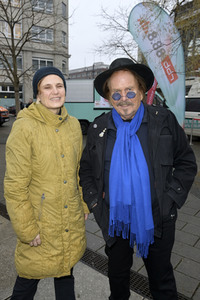 Frank Zander und Prominente unterstützen Caritas-Foodtruck in Berlin