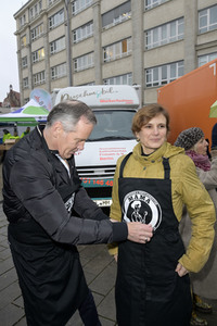 Frank Zander und Prominente unterstützen Caritas-Foodtruck in Berlin