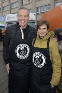 Frank Zander und Prominente unterstützen Caritas-Foodtruck in Berlin