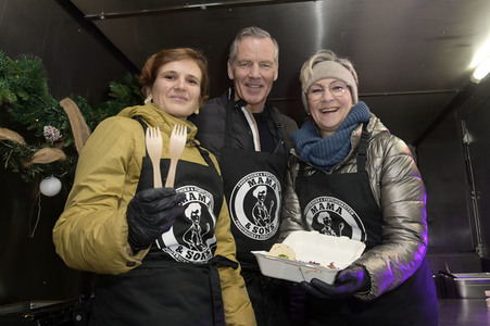 Frank Zander und Prominente unterstützen Caritas-Foodtruck in Berlin