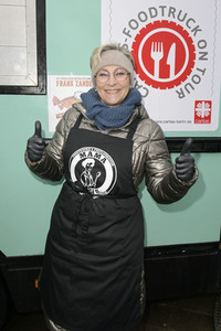 Frank Zander und Prominente unterstützen Caritas-Foodtruck in Berlin