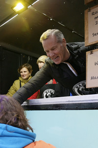 Frank Zander und Prominente unterstützen Caritas-Foodtruck in Berlin