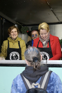 Frank Zander und Prominente unterstützen Caritas-Foodtruck in Berlin