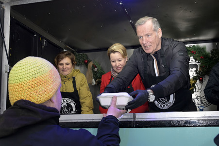 Frank Zander und Prominente unterstützen Caritas-Foodtruck in Berlin