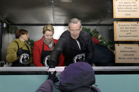 Frank Zander und Prominente unterstützen Caritas-Foodtruck in Berlin