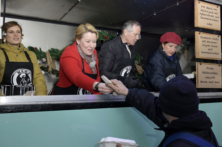 Frank Zander und Prominente unterstützen Caritas-Foodtruck in Berlin