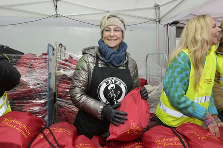 Frank Zander und Prominente unterstützen Caritas-Foodtruck in Berlin