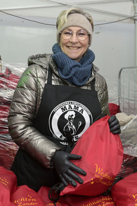 Frank Zander und Prominente unterstützen Caritas-Foodtruck in Berlin