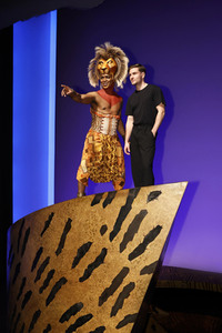 Besuch von Jannik Schümann beim Musical 'Der König der Löwen' in Hamburg