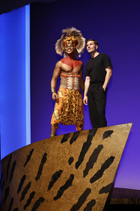 Besuch von Jannik Schümann beim Musical 'Der König der Löwen' in Hamburg