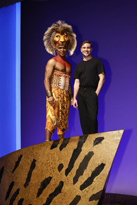 Besuch von Jannik Schümann beim Musical 'Der König der Löwen' in Hamburg