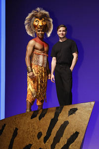 Besuch von Jannik Schümann beim Musical 'Der König der Löwen' in Hamburg
