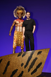 Besuch von Jannik Schümann beim Musical 'Der König der Löwen' in Hamburg