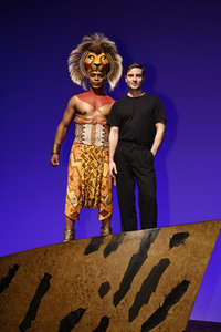 Besuch von Jannik Schümann beim Musical 'Der König der Löwen' in Hamburg