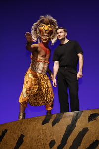 Besuch von Jannik Schümann beim Musical 'Der König der Löwen' in Hamburg