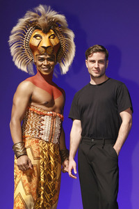 Besuch von Jannik Schümann beim Musical 'Der König der Löwen' in Hamburg
