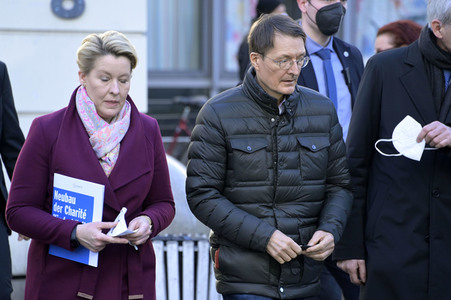 Pressestatement vor der Charité in Berlin