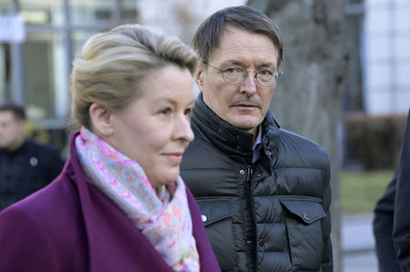 Pressestatement vor der Charité in Berlin