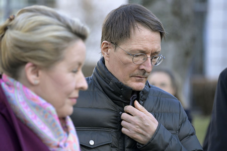 Pressestatement vor der Charité in Berlin