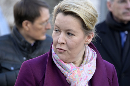 Pressestatement vor der Charité in Berlin