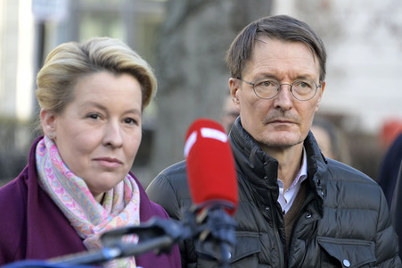 Pressestatement vor der Charité in Berlin