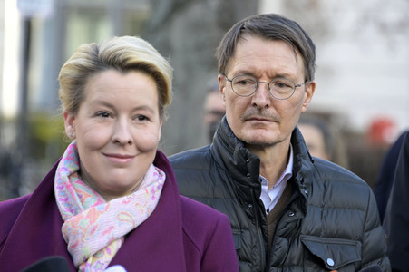 Pressestatement vor der Charité in Berlin